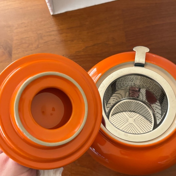 Le Creuset stoneware orange-red flame teapot with stainless steel strainer - Picture 7 of 16